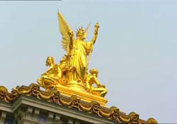 Фото скульптурной группы на крыше Оперы. На позолоту не поскупились.