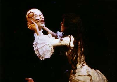 Кристина ( Ребекка Кейн) целует Призрака. Первый и последний раз.