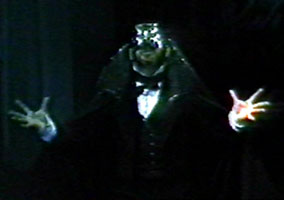 Колм Уилкинсон в роли Призрака. К счастью, к премьере имидж Фантома претерпел сильные изменения.