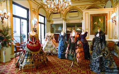 Сценические костюмы в гостиной на втором этаже театра Её Величества.