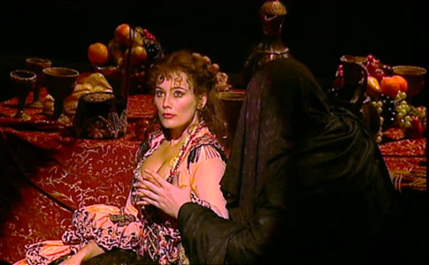 Дон Жуан очаровывает Аминту, а Призрак - Кристину.